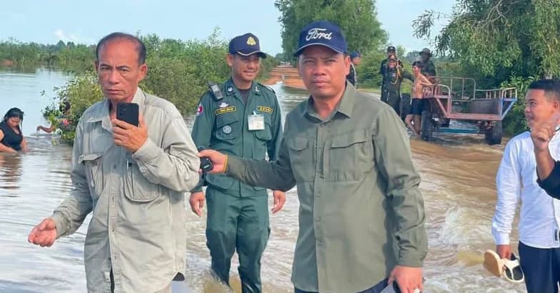 អភិបាលស្រុកព្រះនេត្រព្រះ ដឹកនាំក្រុមការងារចុះពិនិត្យផលប៉ះពាល់ពីស្ថានភាពទឹកនៅឃុំទឹកជោរ