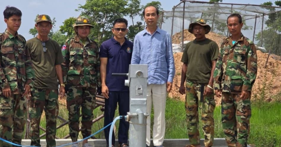 កម្លាំងជួរមុខតាមព្រំដែនខេត្តបន្ទាយមានជ័យ អបអរសាទរចំពោះអណ្តូងទឹកធន់នឹងការប្រែប្រួលអាកាសធាតុ ២៨កន្លែង ដែលជាអំណោយដ៏ថ្លៃថ្លារបស់សម្ដេចធិបតី ហ៊ុន ម៉ាណែត