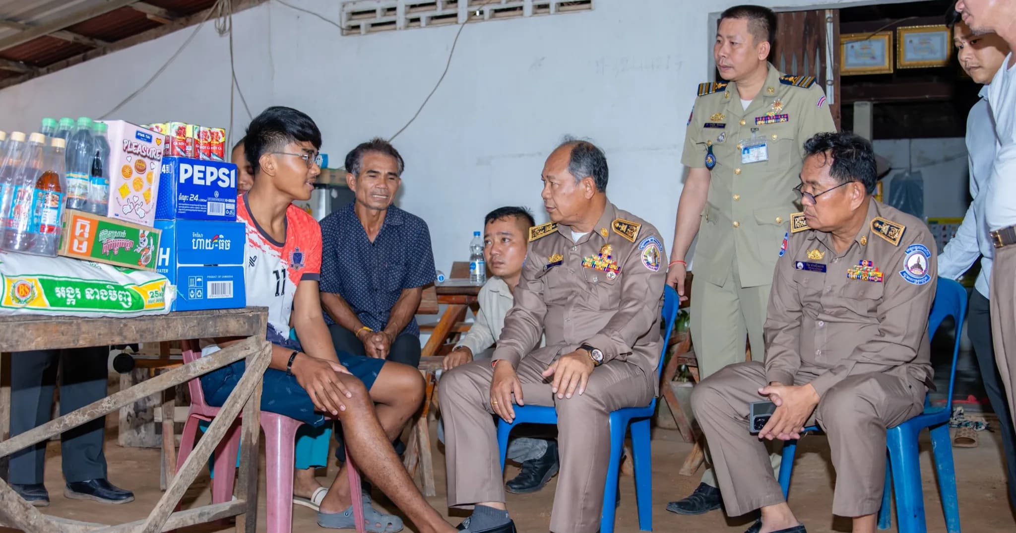 ឯកឧត្ដម អ៊ុំ រាត្រី អញ្ជើញ ចុះសួសុខទុក្ខ រីរៈកងទ័ពកម្ពុជា ចំនួន៣រូប ដែលរបួសដោយសារការផ្ទុះគ្រាប់បែកចំនួនមួយគ្រាប់ កាលពីថ្ងៃទី៥ ខែកក្កដាកន្លងទៅ នៅខេត្តឧត្តរមានជ័យ