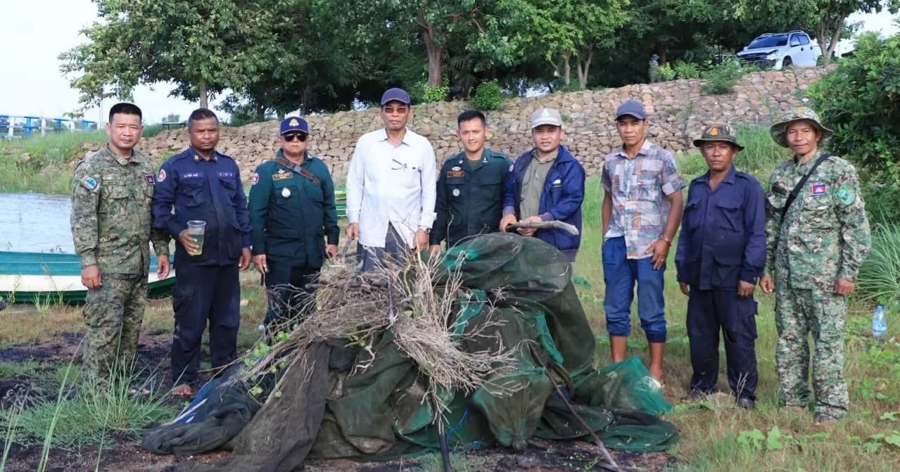 កម្លាំងចម្រុះខេត្តបន្ទាយមានជ័យ ចុះល្បាត និងដុតបំផ្លាញចោលឧបករណ៍នេសាទខុសច្បាប់ជាច្រើននៅតំបន់អាងត្រពាំងថ្ម