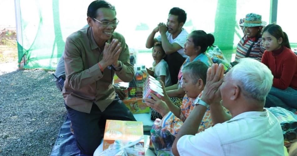 អាជ្ញាធរខេត្តបន្ទាយមានជ័យបន្តចែកស្បៀងជូនប្រជាពលរដ្ឋភៀសសឹកនៅស្រុកស្វាយចេក ដោយបញ្ជាក់ពីការយកចិត្តទុកដាក់ខ្ពស់លើសុខទុក្ខពលរដ្ឋ