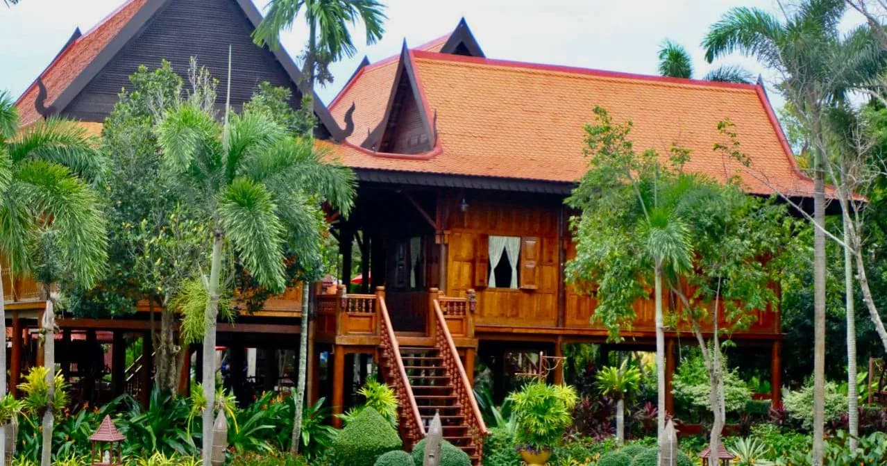 រចនាបថបុរាណខ្មែរ និងក្បូរក្បាច់រស់រវើក នៅសួនបៃតង ក្រុងសៀមរាប