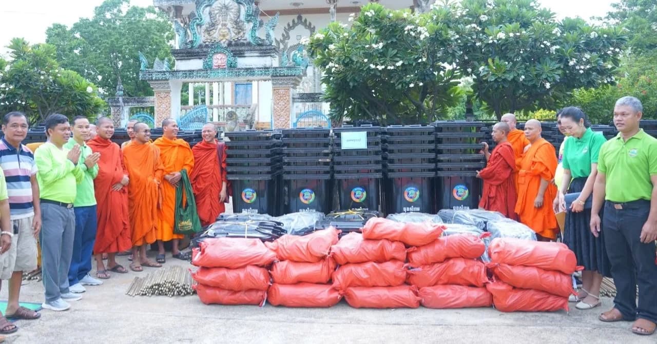 ពិធីប្រគល់ធុងសំរាមជ័រសរុបចំនួន ៧៦៥ធុង ដែលជាអំណោយដ៏ថ្លៃថ្លារបស់ក្រសួងបរិស្ថាន ជូនដល់គ្រប់វត្តអារាមទាំងអស់នៅទូទាំងខេត្ត។