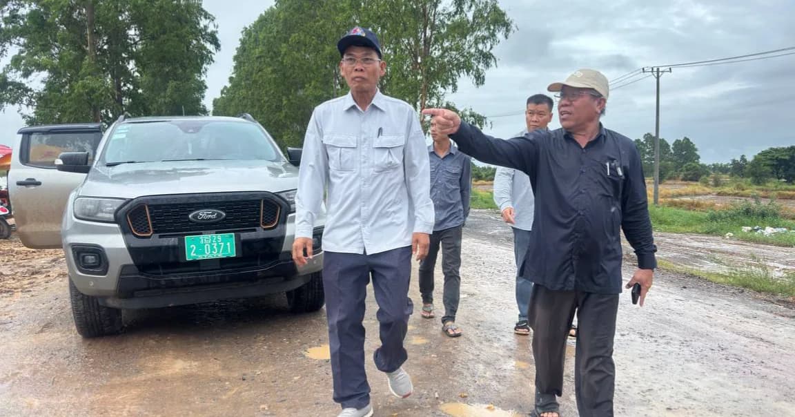 លោក ឃ្លោក នួយ បានដឹកនាំក្រុមការងារចុះពិនិត្យស្ថានភាពទឹក ដោយសារជំនន់ទឹកភ្លៀង នៅអាងអូខៃដន្យ សំណង់ទី២ ស្ថិតនៅភូមិសុខសាន្ត សង្កាត់និមិត្ត ក្រុងប៉ោយប៉ែត ខេត្តបន្ទាយមានជ័យ។