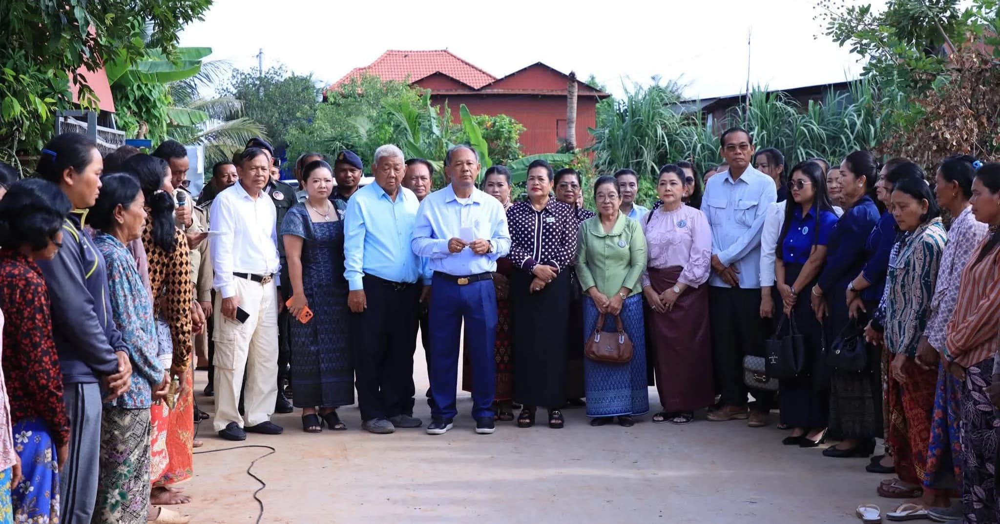 (វីដេអូ)ពិធីសំណេះសំណាល និងសម្ពោធដាក់ឱ្យប្រើប្រាស់ជាផ្លូវការនូវផ្លូវបេតុង១ខ្សែ ស្ថិតនៅក្នុងឃុំណាំតៅ ស្រុកភ្នំស្រុក ខេត្តបន្ទាយមានជ័យ