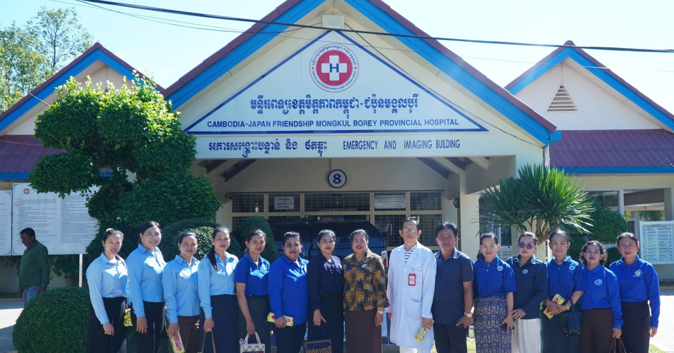 លោកជំទាវ ជ័យ ណារី អ៊ុំ រាត្រី អញ្ជើញសួរសុខទុក្ខ និងនាំយកអំណោយឧបត្ថម្ភជូនកងទ័ពជួរមុខ និងអ្នកជំងឺ សម្រាកព្យាបាលនៅមន្ទីរពេទ្យ