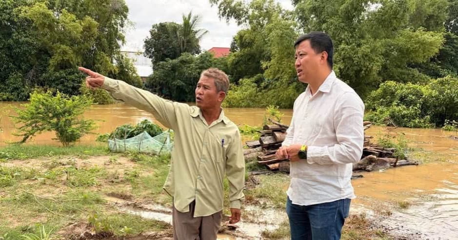 ឯកឧត្តមអនុរដ្ឋលេខាធិការ ជា ឆេង​ អញ្ជើញចុះពិនិត្យស្ថានភាពជំនន់ទឹកភ្លៀងនៅឃុំសឿ ស្រុកមង្គលបូរី​ ខេត្តបន្ទាយមានជ័យ