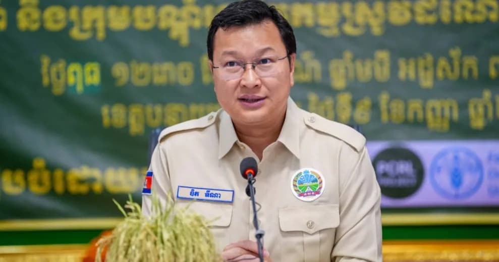 សហគមន៍កសិកម្មខេត្តបន្ទាយមានជ័យ និងក្រុមបណ្តុំអាជីវកម្មខេត្តបាត់ដំបង ចុះកិច្ចសន្យាផ្គត់ផ្គង់ស្រូវសែនក្រអូបជាង ៧ពាន់តោនដល់ក្រុមហ៊ុនខ្មែរហ្វ៊ូតគ្រុប
