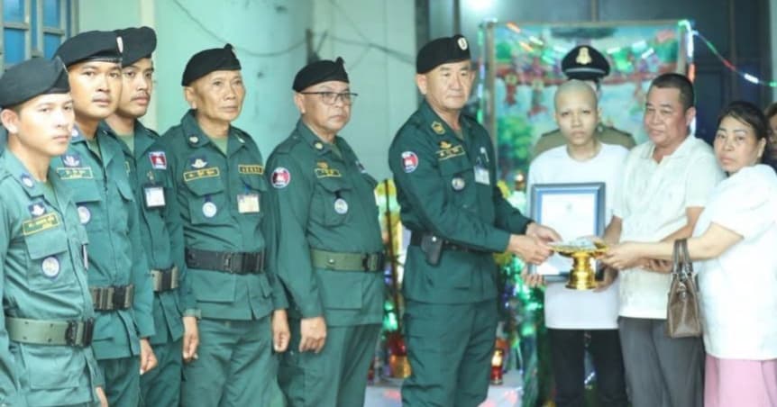 លោក​ឧត្ដមសេនីយ៍​ត្រី​ សឿម​ សារិទ្ធ​ បានចាត់​តំណាង​​នាំ​យក​ថវិការរបស់​សមាគម​មិត្ត​នគរបាល​ជាតិ​កម្ពុជា​ ទៅប្រគល់ជូនតំណាងគ្រួសារសពលោក​ស្រី​អនុសេនីយ៍​ទោ​ នី​ ណា​រ៉ុង​ និង​លោក​ពលបាល​ត្រី​ ឈុន​ សុហេង