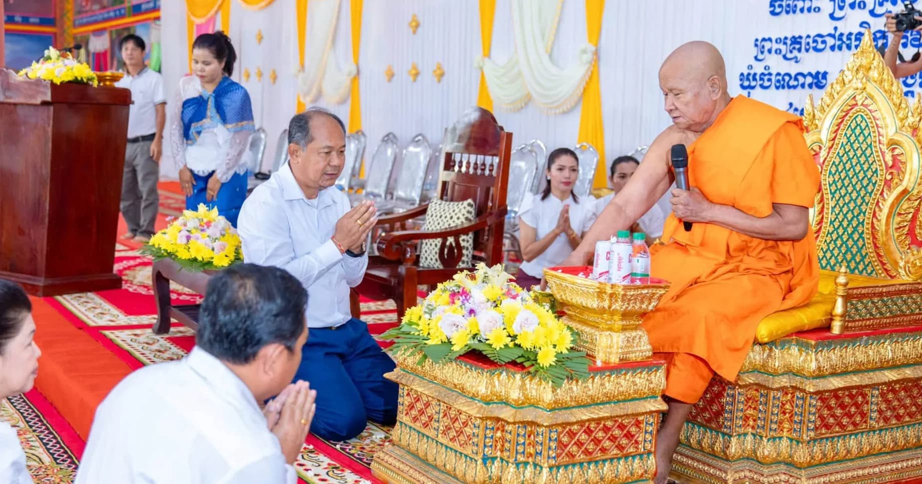 ឯកឧត្តម អ៊ុំ រាត្រី អញ្ជើញជាអធិបតី​ ប្រគេនប្រកាសនីយបត្រ និងស្រោចស្រពសុគន្ធវារី ចំពោះព្រះគ្រូចៅអធិការវត្តរតនគុណារាម (វត្តរោងគោ)