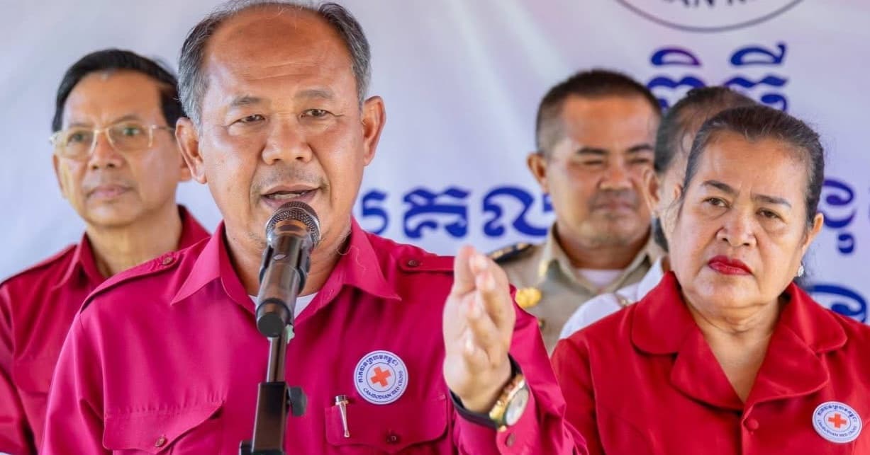 ឯកឧត្តម​ អ៊ុំ​ រាត្រី​ ប្រធានគណៈកម្មាធិការសាខាកាកបាទក្រហមកម្ពុជាខេត្តបន្ទាយមានជ័យ​ និងលោកជំទាវ​ ជ័យ​ ណារី​ អ៊ុំរាត្រី​ អមដំណើរដោយក្រុមការងារសាខាកាកបាទក្រហមកម្ពុជាខេត្ត