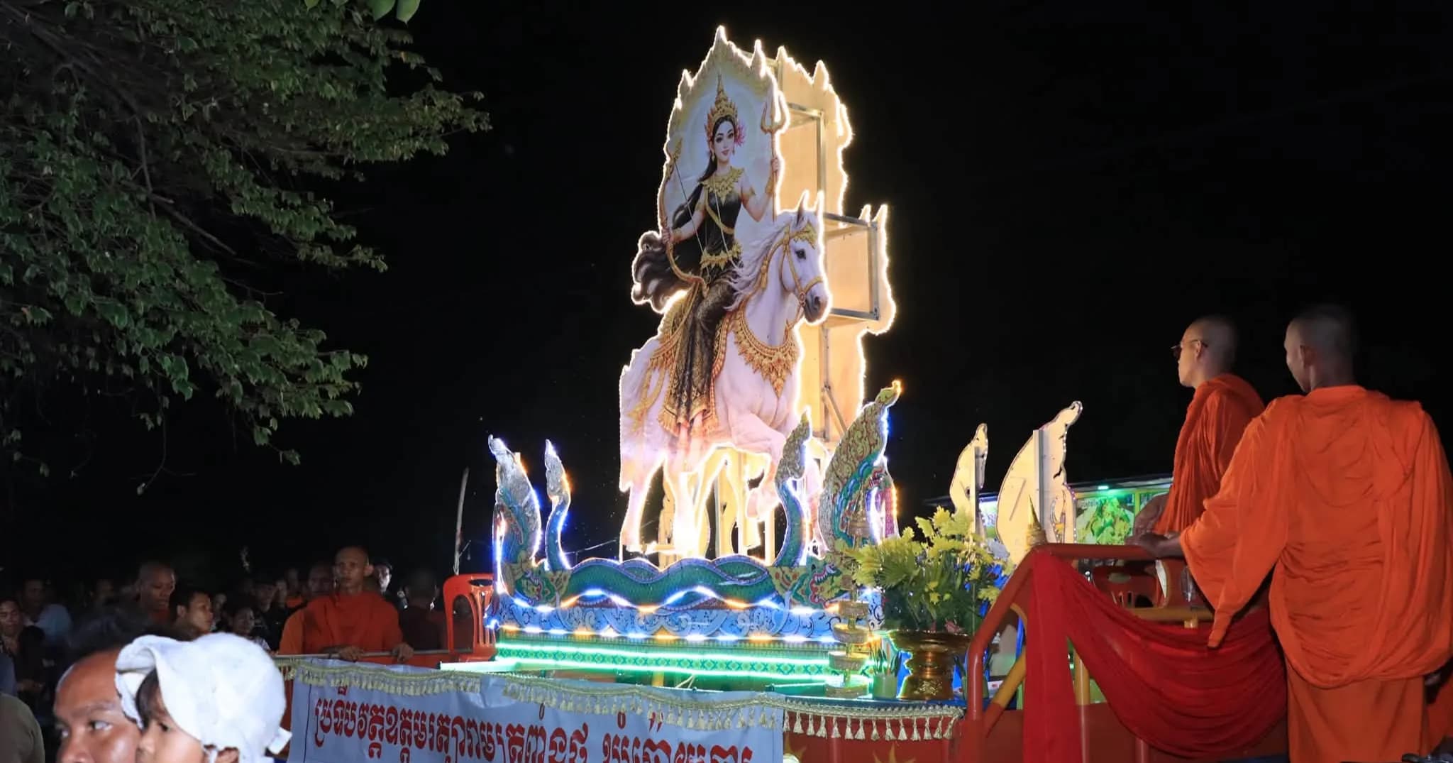 ប្រជាពលរដ្ឋយ៉ាងច្រើនកុះករបានចូលរួមក្នុងពិធីបណ្តែតប្រទីប និងបង្ហោះគោម នាឱកាសបុណ្យចេញវស្សា នៅរមណីយដ្ឋានអាងត្រពាំងថ្ម