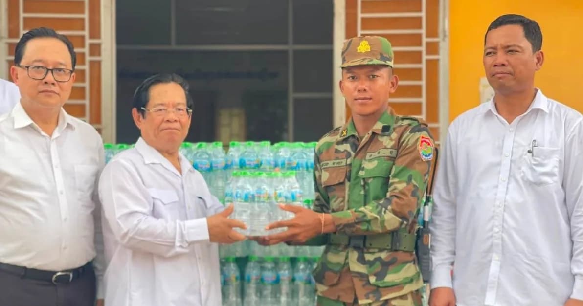 លោកបណ្ឌិត សេង វ៉ាង នាំយកទឹកសុទ្ធ ២០០យួរ ឧបត្ថម្ភជូនកងទ័ពជួរមុខប្រចាំទិសបឹងត្រកួន