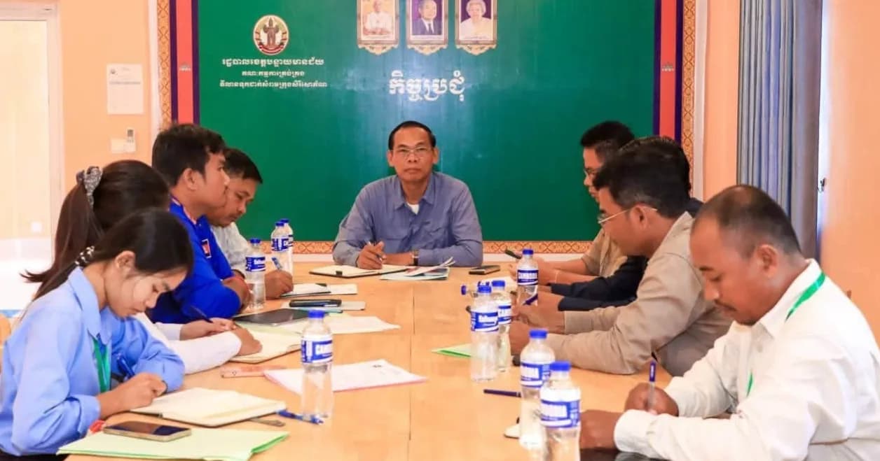 លោក ឃ្លោក នួយ អភិបាលរងខេត្តបន្ទាយមានជ័យ ដឹកនាំកិច្ចប្រជុំបូកសរុបលទ្ធផលការងារប្រចាំខែតុលា និងពិភាក្សាពង្រឹងការគ្រប់គ្រងសំរាម សំណល់រឹងនៅក្រុងសិរីសោភ័ណ