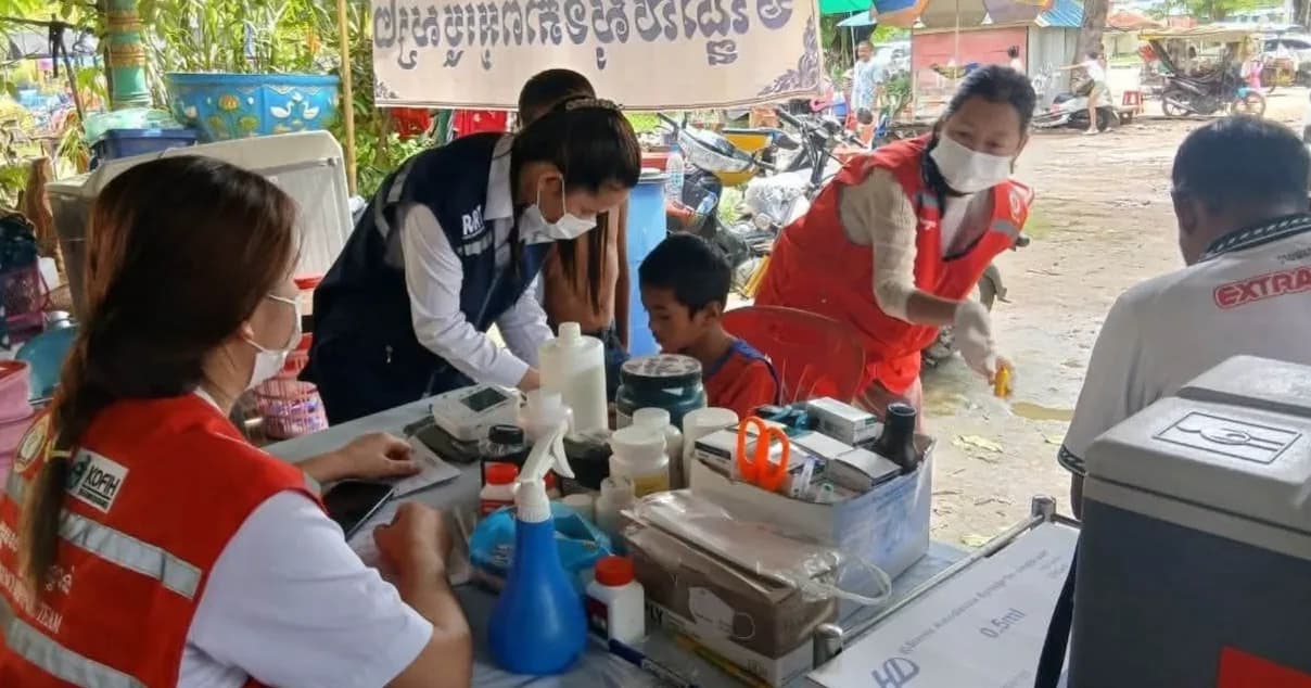 ក្រុមគ្រូពេទ្យបន្តផ្តល់សេវាសុខាភិបាលជូនប្រជាពលរដ្ឋរងគ្រោះដោយទឹកជំនន់ នៅទីទួលសុវត្ថិភាព