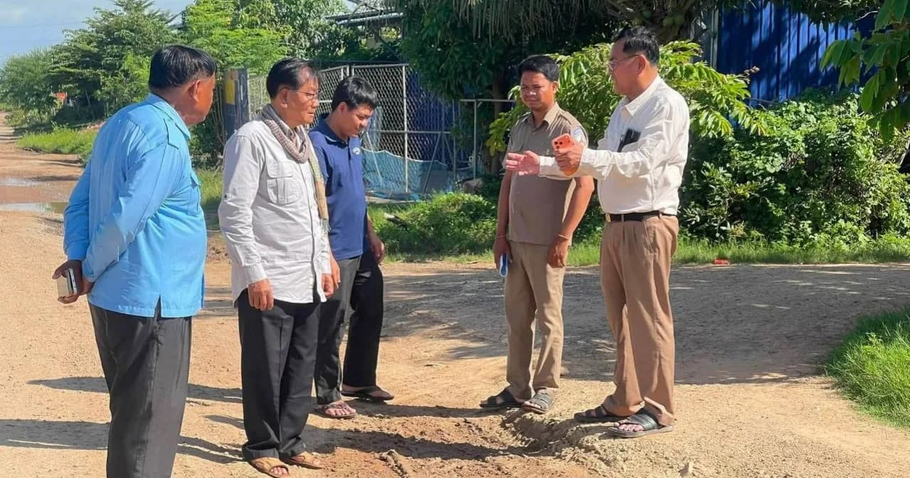 ក្តីសង្ឃឹមថ្មីរបស់ពលរដ្ឋស្រុកថ្មពួក! អភិបាលស្រុកចុះពិនិត្យផ្លូវទៅវត្តរលំជ្រៃ ដាក់ស្នើសុំជួសជុល
