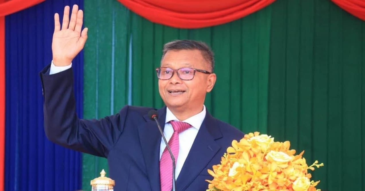 ឯកឧត្តមបណ្ឌិតសភាចារ្យ ហង់ជួន ណារ៉ុន អញ្ជើញជាអធិបតីដ៏ខ្ពង់ខ្ពស់ក្នុងពិធីប្រគល់សញ្ញាបត្រជូននិស្សិតជ័យលាភី នៃសាកលវិទ្យាល័យជាតិមានជ័យ
