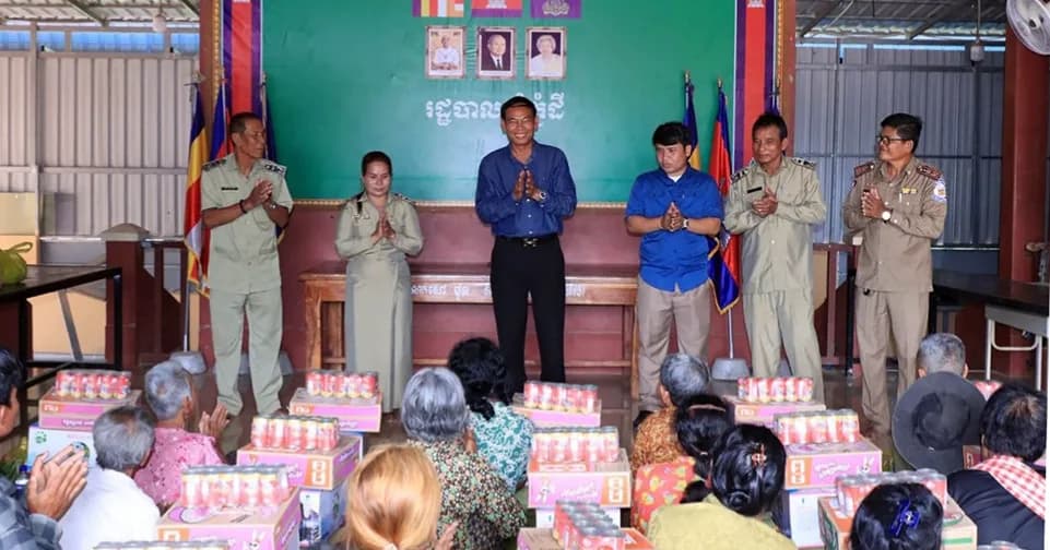 អាជ្ញាធរខេត្តបន្ទាយមានជ័យ ចុះជួយគ្រួសារខ្វះខាត ២០គ្រួសារ នៅស្រុកភ្នំស្រុក ព្រមទាំងក្រើនរំលឹកពីសុវត្ថិភាពក្នុងរដូវវស្សា