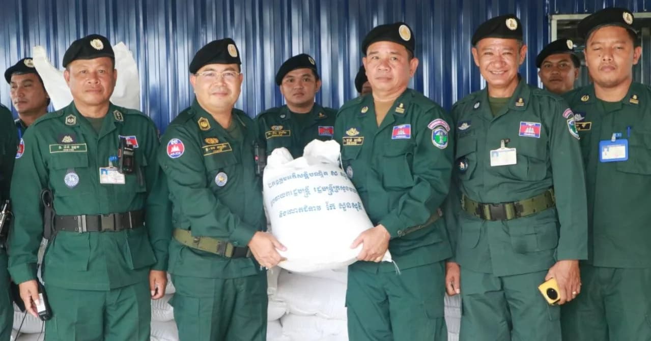 ឯកឧត្តម ឧត្ដមសេនីយ៍ ឯក សម វណ្ណវីរៈ បន្តចុះសាកសួរសុខទុក្ខ និង នាំយកអំណោយដ៏ថ្លៃថ្លារបស់ ឯកឧត្តមអភិសន្តិបណ្ឌិត ស សុខា និងលោកជំទាវជូនដល់កងកម្លាំងដែលឈរជើងនៅក្នុងភូមិសាស្ត្រខេត្តបន្ទាយមានជ័យ