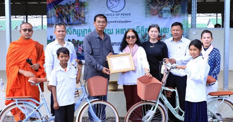 កុមារក្រីក្រ ២០០នាក់ នៅភូមិរង់ចាំស្រុកស្វាយចេក ទទួលបានកង់ដើម្បីជួយសម្រួលដល់ការសិក្សា