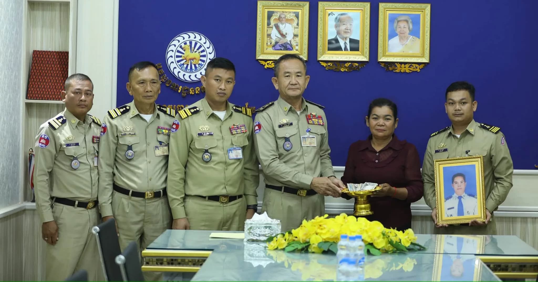 លោក​ឧត្ដមសេនីយ៍​ត្រី​ សឿម​ សារិទ្ធ​ បានចាត់​តំណាង​ ប្រគល់​ថវិកា​សមាគម​មិត្ត​នគរបាល​ជាតិ​កម្ពុជា​ជូន​ដល់​តំណាង​គ្រួសារ​សព​ដែល​បាន​ទទួល​មរណភាព​កន្លង​ទៅ​ថ្មី​ៗ​នេះ​ចំនួន​៦នាក់​