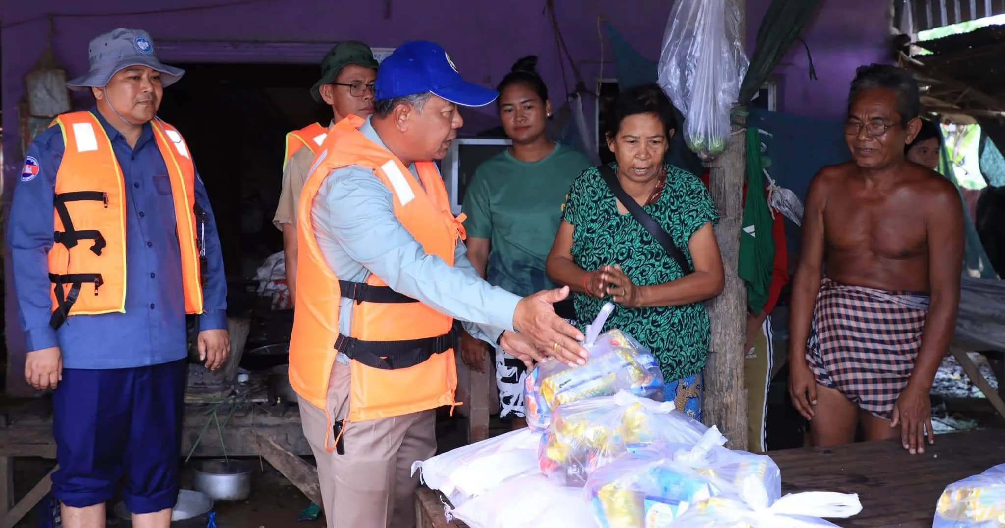 អាជ្ញាធរខេត្តបន្ទាយមានជ័យ ចុះពិនិត្យស្ថានភាពទឹកជំនន់ និងនាំយកអំណោយសួរសុខទុក្ខប្រជាពលរដ្ឋ ២៥គ្រួសារ តាមខ្នងផ្ទះ ក្នុងក្រុងសិរីសោភ័ណ