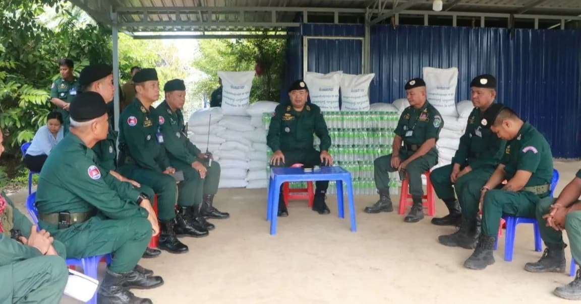 ឯកឧត្តមអភិសន្តិបណ្ឌិត ស សុខា និងលោកជំទាវ កែ សួនសុភី នាំយកអំណោយជូនដល់កងកម្លាំងដែលឈរជើងនៅក្នុងភូមិសាស្ត្រខេត្តបន្ទាយមានជ័យ