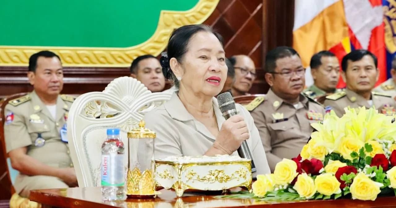 លោកជំទាវ ជូ ប៊ុនអេង ជំរុញឱ្យអាជ្ញាធរខេត្តកំពង់ឆ្នាំងបង្កើនប្រសិទ្ធភាពការងារ «ភូមិ-ឃុំ-សង្កាត់មានសុវត្ថិភាព»