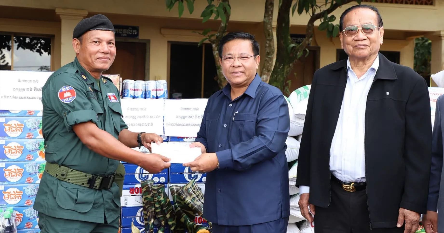 ថ្នាក់ដឹកនាំខេត្តមណ្ឌលគិរី អញ្ជើញសំណេះសំណាល និងនាំយកអំណោយចែកជូនកងកម្លាំងវរនគរបាលការពារព្រំដែនគោកលេខ ៦២១ និង៣០៣ នាឱកាសបុណ្យកាន់បិណ្ឌ និងភ្ជុំបិណ្ឌ