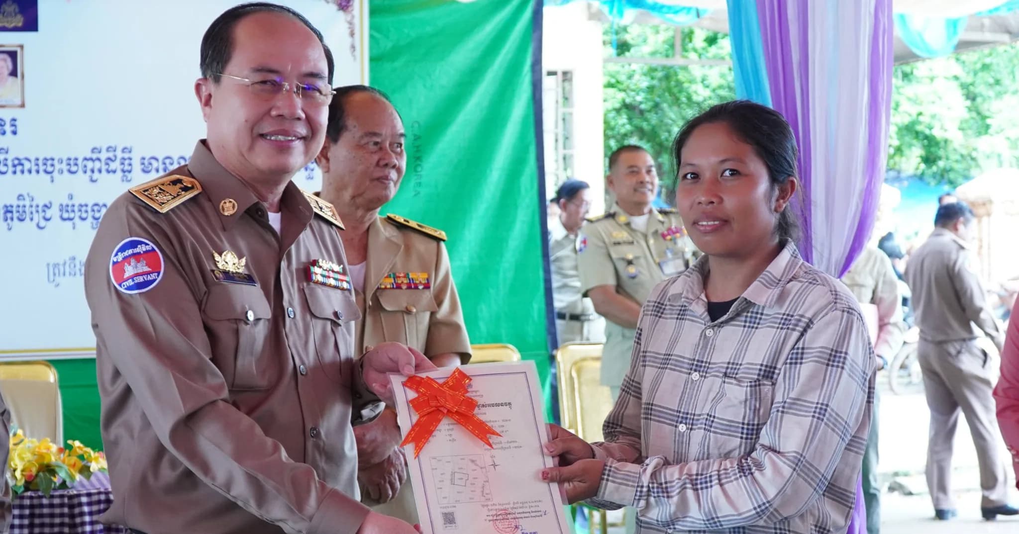 ពិធីចែកវិញ្ញាបនបត្រសម្គាល់ម្ចាស់អចលនវត្ថុលើការចុះបញ្ជីដីធ្លីមានលក្ខណៈជាប្រព័ន្ធ ចំនួន ០៦ ភូមិ ក្នុងឃុំចង្ហា ស្រុកអូរជ្រៅ ប្រមាណជិត ៩,០០០ បណ្ណ