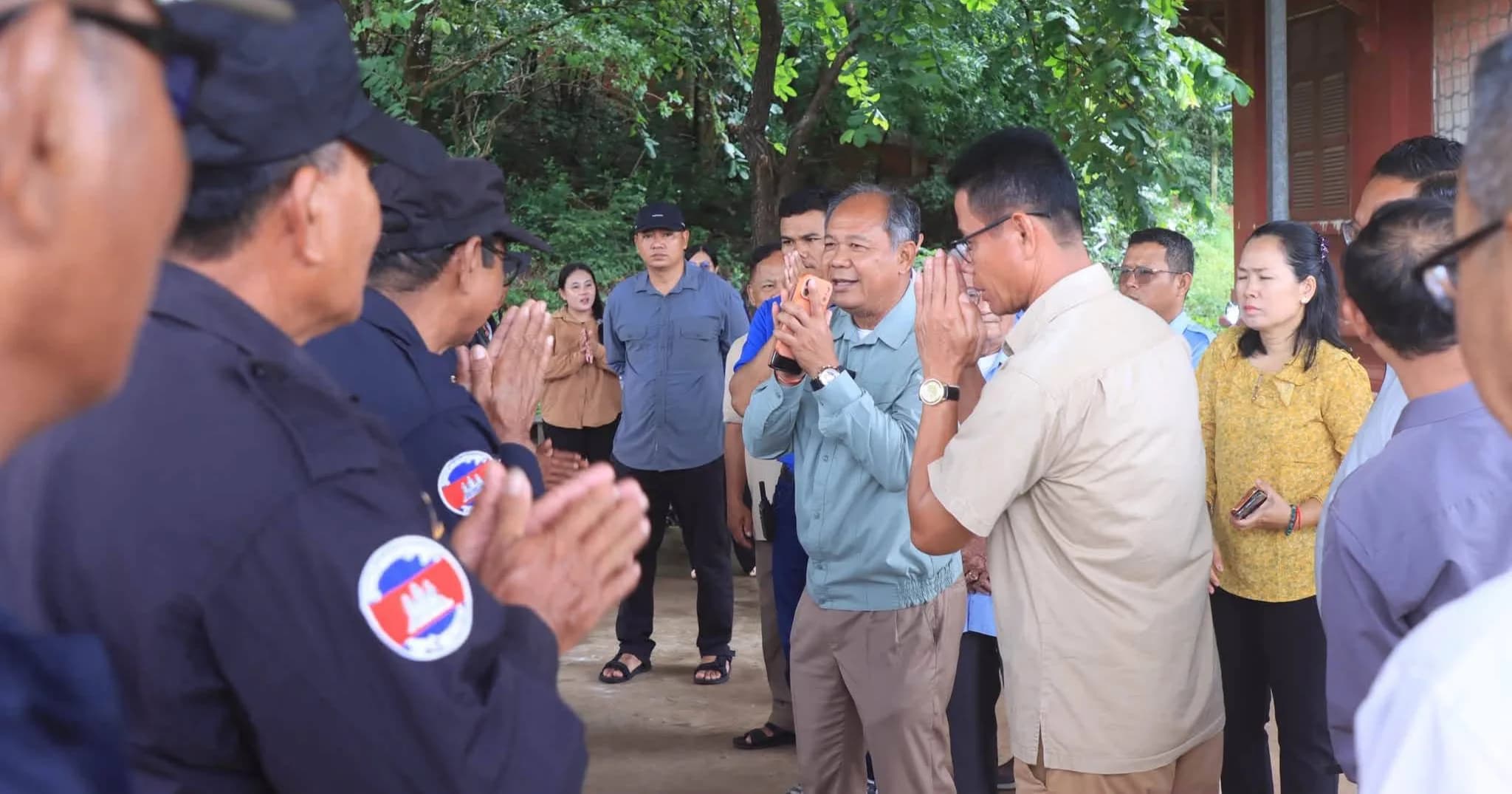 អាជ្ញាធរខេត្តបន្ទាយមានជ័យ ចុះចែកស្បៀងអាហារជូនប្រជាការពារប្រចាំការនៅទីទួលសុវត្ថិភាព ក្នុងក្រុងសិរីសោភ័ណ
