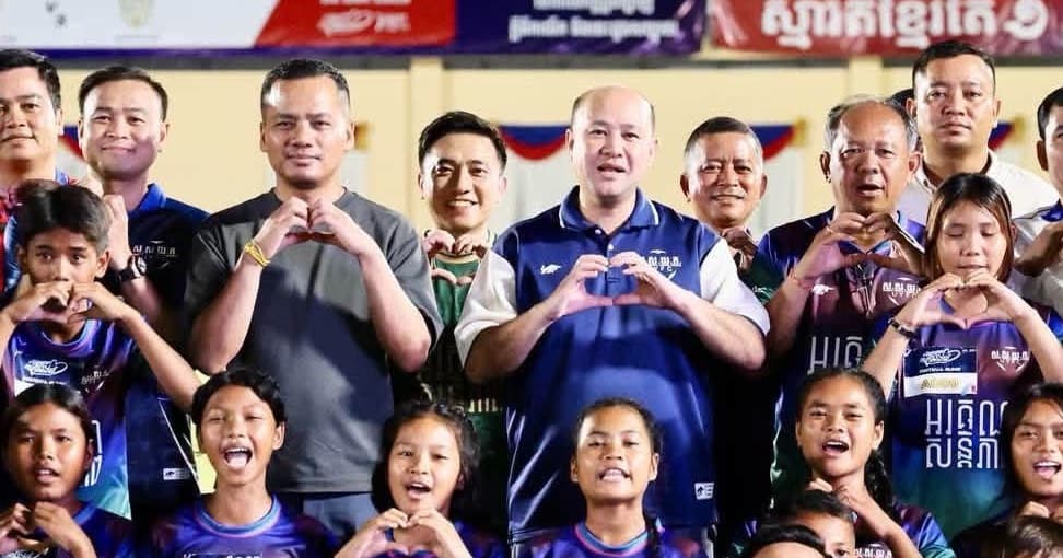 ឯកឧត្ដម​ អ៊ុំ​ រាត្រី​ អភិបាល​ នៃ​គណៈអភិបាលខេត្តបន្ទាយមានជ័យ​ បានដឹកនាំក្រុមកីឡាករបាល់ទាត់​ ភូមិរង់ចាំ​ អញ្ជេីញចូលរួមកម្មវិធីប្រកួតបាលទាត់​ "បេះដូងសប្បុរស​ ដេីម្បីភូមិរង់ចាំ​ "​