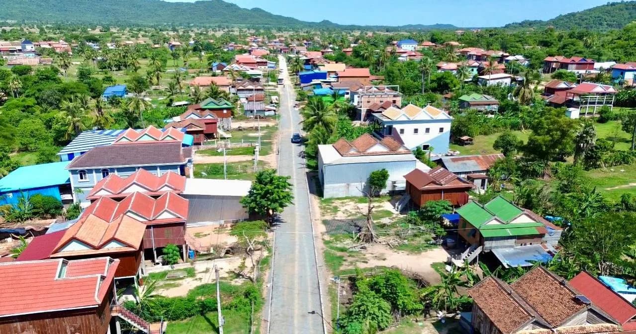 អភិបាលខេត្តកំពង់ឆ្នាំង ធ្វើផ្លូវបេតុង១ខ្សែជូនអ្នកភូមិប្រាសាទ ឃុំដារ ស្រុកកំពង់លែង