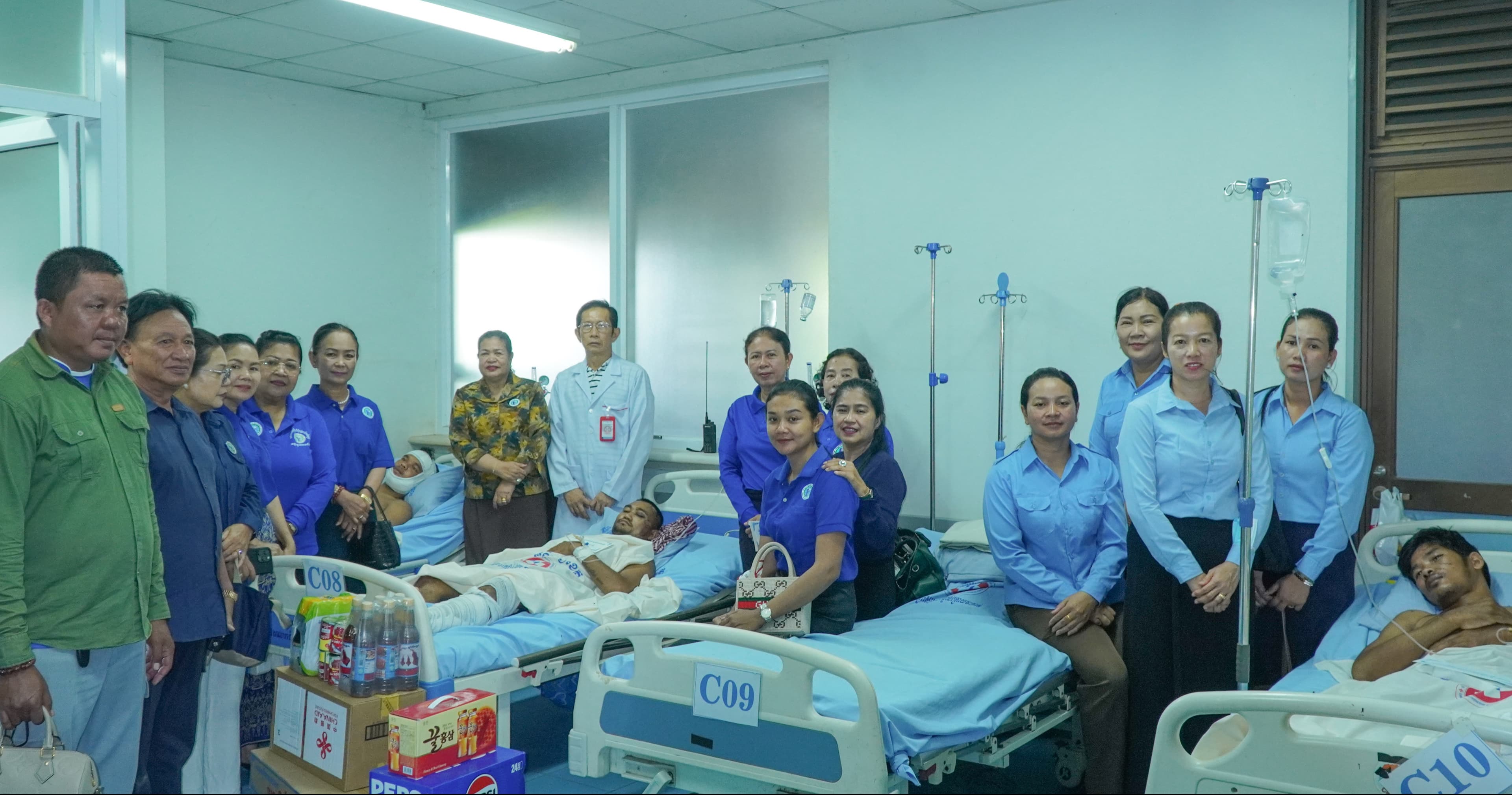 លោកជំទាវ ជ័យ ណារី អ៊ុំ រាត្រី អញ្ជើញសួរសុខទុក្ខ និងនាំយកអំណោយឧបត្ថម្ភជូនកងទ័ពជួរមុខ និងអ្នកជំងឺ សម្រាកព្យាបាលនៅមន្ទីរពេទ្យមិត្តភាពកម្ពុជា-ជប៉ុន មង្គលបូរី