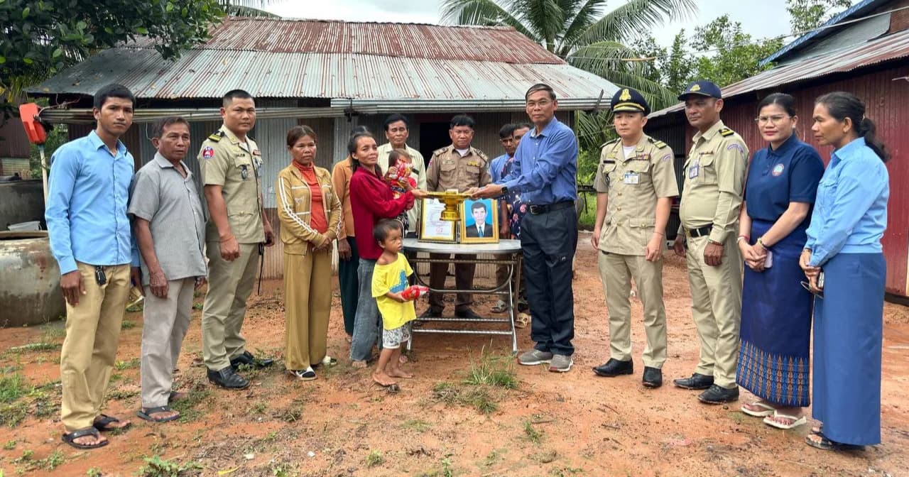 លោកអភិបាលរងខេត្ត បានដឹកនាំក្រុមការងារ នាំយកថវិកាបេឡាមរណសង្គ្រោះជូនដល់គ្រួសារសមាជិក អ.ន.ក ដែលបានទទួលមរណៈភាពនាពេលកន្លងមក ក្នុងខេត្តបន្ទាយមានជ័យ