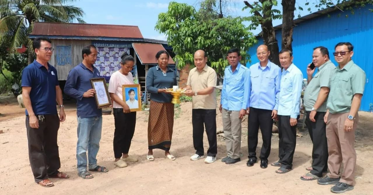 អភិបាលរងខេត្តបន្ទាយមានជ័យ នាំយកថវិកាសមាគមអតីតយុទ្ធជន និងនិវត្តន៍ជន ប្រគល់ជូនគ្រួសារសពអតីតយុទ្ធជនចំនួន ៣គ្រួសារ នៅស្រុកស្វាយចេក