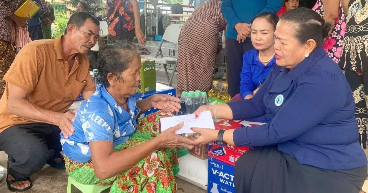 លោកជំទាវ ជ័យ ណារី អ៊ុំ រាត្រី ចុះសួរសុខទុក្ខ និងនាំយកអំណោយចែកជូនប្រជាពលរដ្ឋក្រីក្រ និងចាស់ជរា ២០គ្រួសារ នៅស្រុកមង្គលបូរី