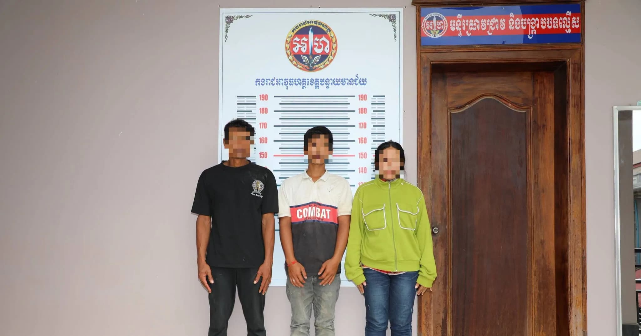 កងរាជឣាវុធហត្ថខេត្តបញ្ជូនជនសង្ស័យ៣នាក់ ទៅសាលាដំបូងខេត្តឣនុវត្តតាមនីតិវិធី ពាក់ព័ន្ធករណីប្រឆាំងនិងរាជការសាធារណៈ ផ្សំគំនិតក្នុងអំពើនាំយកចេញដោយមិនស្របច្បាប់សម្រាប់នាំឆ្លងដែន និងប្រើប្រាស់ដោយខុសច្បាប់នូវសារធាតុញៀន...