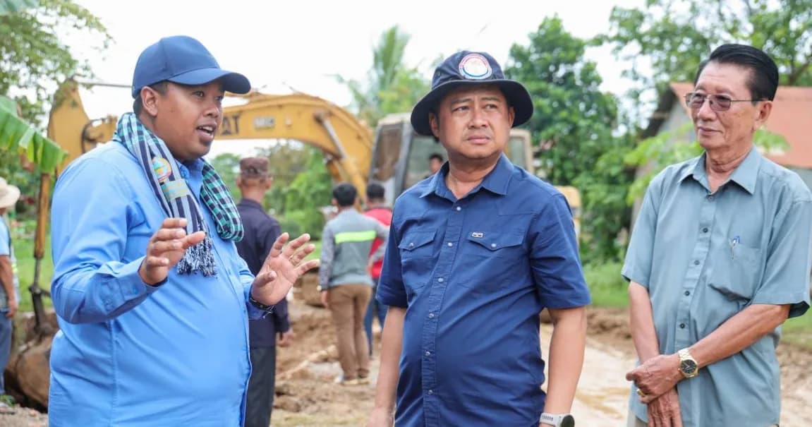 មន្ទីរសាធារណការខេត្តបាត់ដំបង ធ្វើការជួសជុលបន្ទាន់កំណាត់ផ្លូវខេត្ត ដែលរងការខូចខាតដោយជំនន់ស្ទឹងសង្កែ