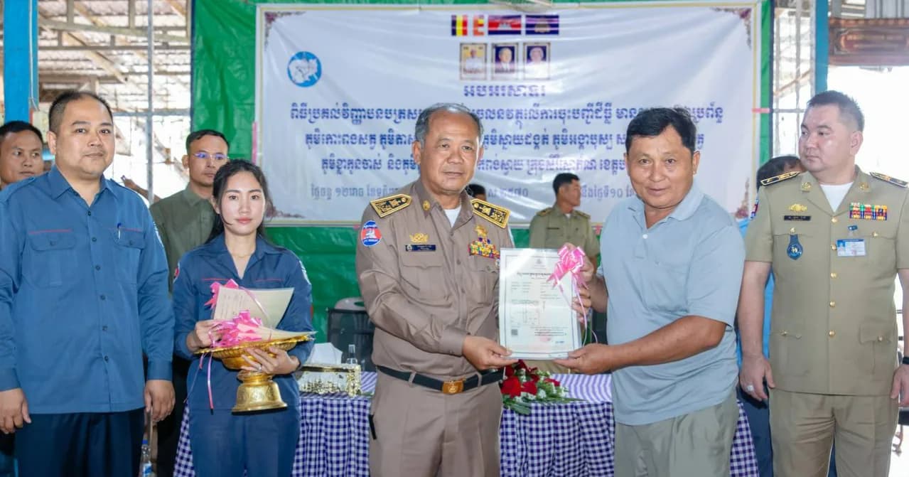 ឯកឧត្ដម អ៊ុ រាត្រី អញ្ជេីញចែកវិញ្ញាបនបត្រសម្គាល់ម្ចាស់អចលនវត្ថុ ជូនពលរដ្ឋ៧ភូមិ ២សង្កាត់ ក្នុងក្រុងសិរីសោភ័ណ