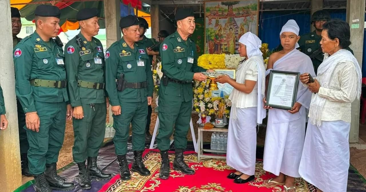 ស្នងការ នៃស្នងការដ្ឋាននគរបាលខេត្តបន្ទាយមានជ័យ ចូលរួមគោរពវិញ្ញាណក្ខន្ធនិងនាំយកថវិនាំ ទៅប្រគល់ជូនដល់តំណាងគ្រួសារសពលោកអនុសេនីយ៍ឯក វ៉ាន់ ធា នគរបាលការពារព្រំដែនគោកវរ: ៨០៧