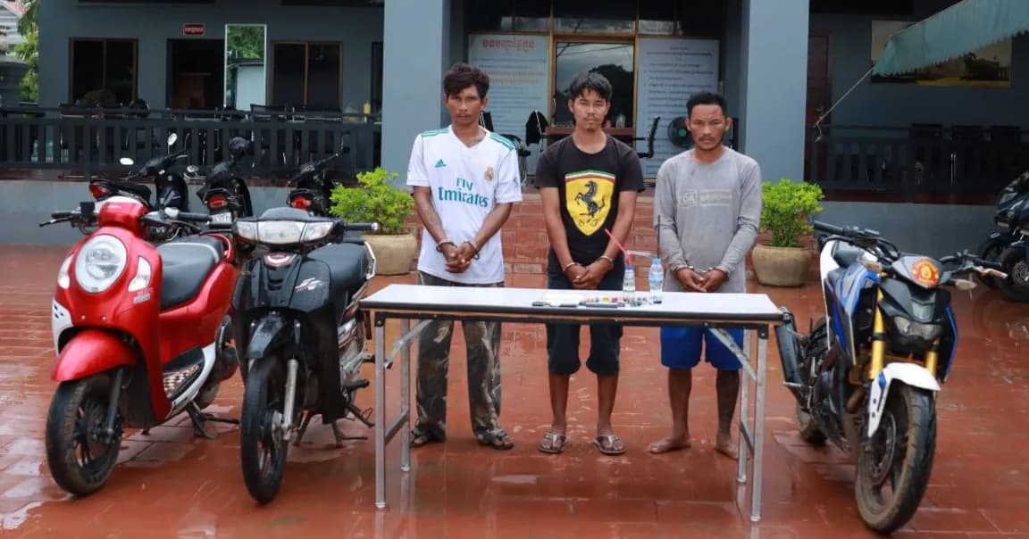 (វីដេអូ)កងរាជឣាវុធហត្ថខេត្ត បញ្ជូនជនសង្ស័យ៣នាក់ទៅសាលាដំបូងខេត្តឣនុវត្តតាមនីតិវិធី ពាក់ព័ន្ធ ករណីជួញដូរ រក្សាទុក និងប្រើប្រាស់ដោយខុសច្បាប់នូវសារធាតុញៀន ...