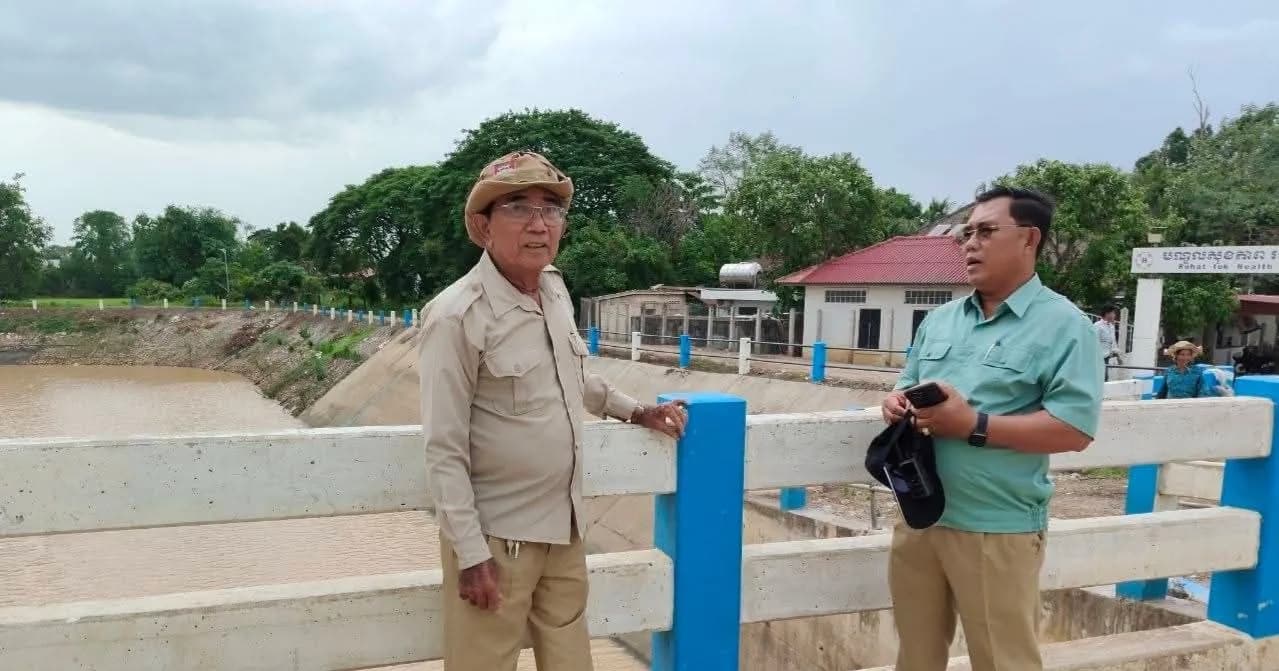 អភិបាលស្រុកមង្គលបូរី ចុះពិនិត្យស្ថានភាពទឹក និងប្រព័ន្ធធារាសាស្ត្រក្នុងឃុំចំនួន៣ ដើម្បីត្រៀមលក្ខណៈគ្រប់គ្រងប្រភពទឹកជូនប្រជាពលរដ្ឋ