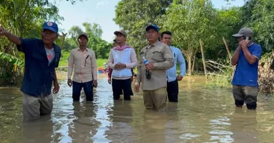 អភិបាលស្រុកមង្គលបូរី ដឹកនាំក្រុមការងារចុះពិនិត្យស្ថានភាពទឹកជំនន់ និងណែនាំប្រជាពលរដ្ឋបង្កើនការប្រុងប្រយ័ត្ន