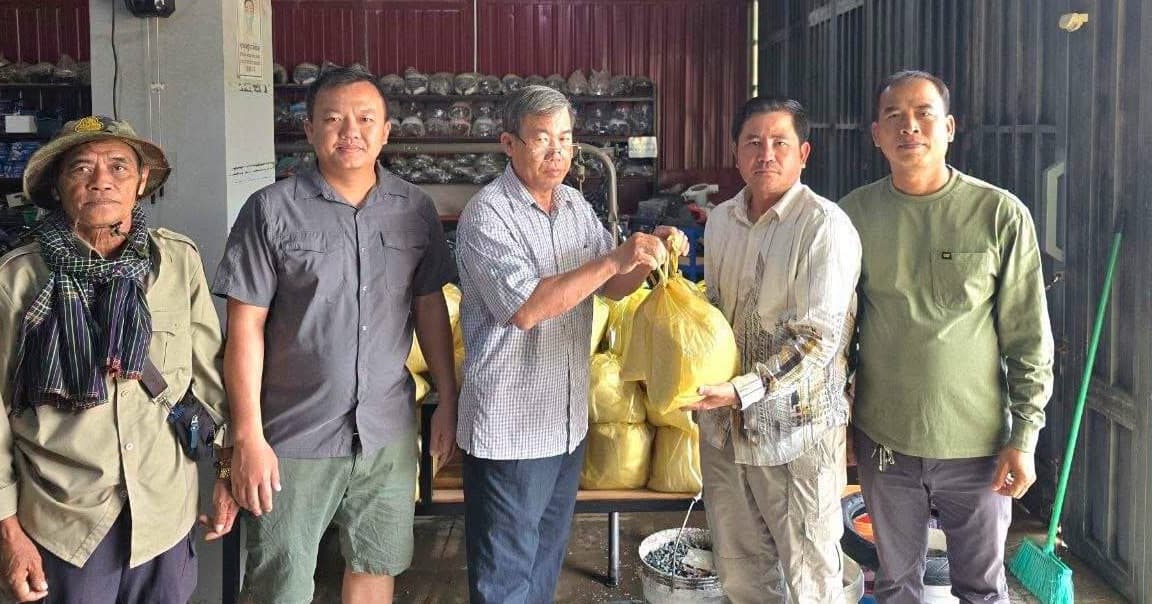 រដ្ឋបាលសង្កាត់អូរជ្រៅ ទទួលអំណោយជួយសម្រាលការលំបាកដល់ប្រជាពលរដ្ឋរងគ្រោះដោយទឹកជំនន់