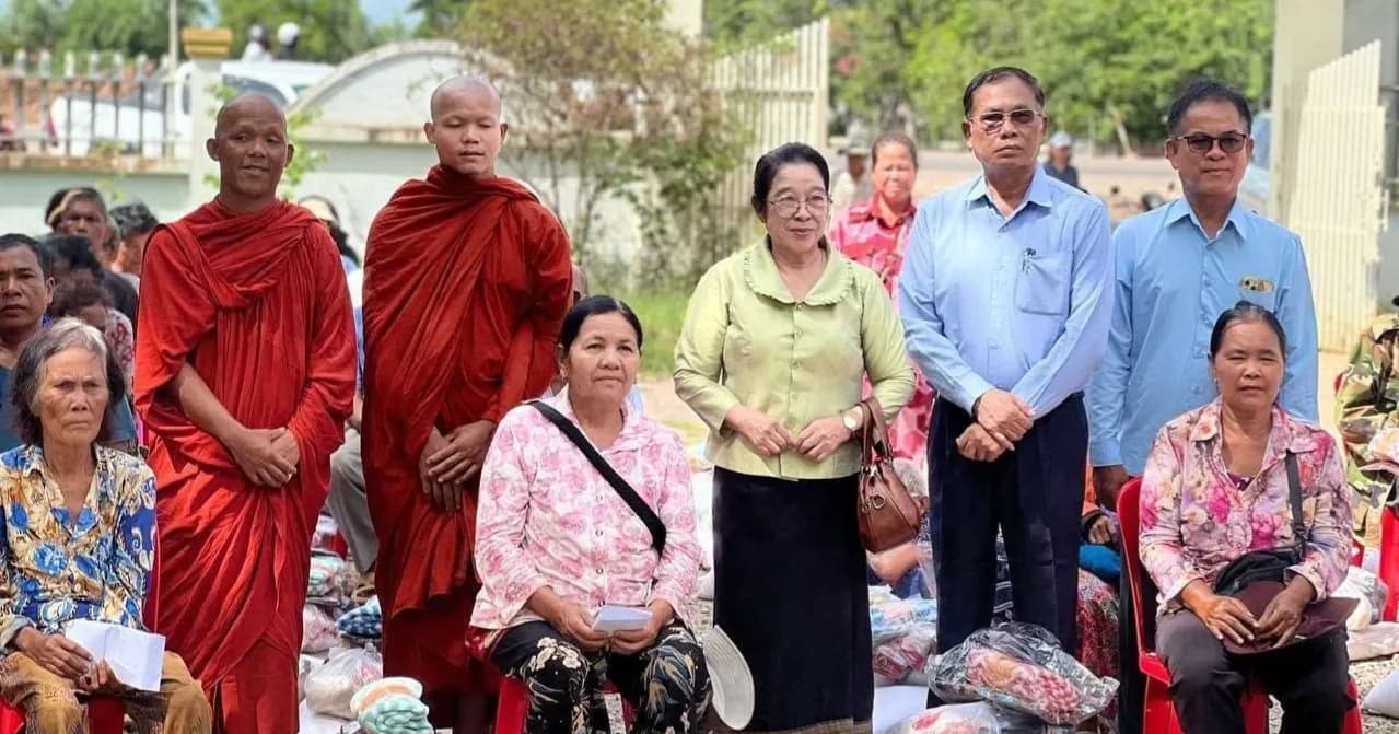 អ្នកតំណាងរាស្ត្រមណ្ឌលបន្ទាយមានជ័យ ចុះចែកអំណោយស្បៀងអាហារជូនប្រជាពលរដ្ឋខ្វះខាត ៦២គ្រួសារ នៅស្រុកអូរជ្រៅ
