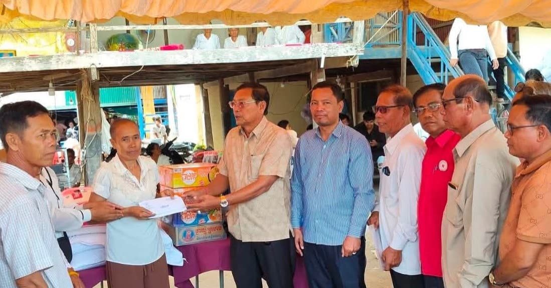 គ្រួសារសពលោកតា អ៊ុង ផ្លៃ  អាយុ៩១ឆ្នាំ ជាគ្រួសារមានជីវភាពខ្វះខាត និងជាអតីតប្រធានក្រុមកាកបាទក្រហមកម្ពុជាឃុំភ្នំលៀប ស្រុកព្រះនេត្រព្រះ បានទទួលការចូលរួមលែកទុក្ខពីអនុសាខាកាកបាទក្រហមកម្ពុជាស្រុក