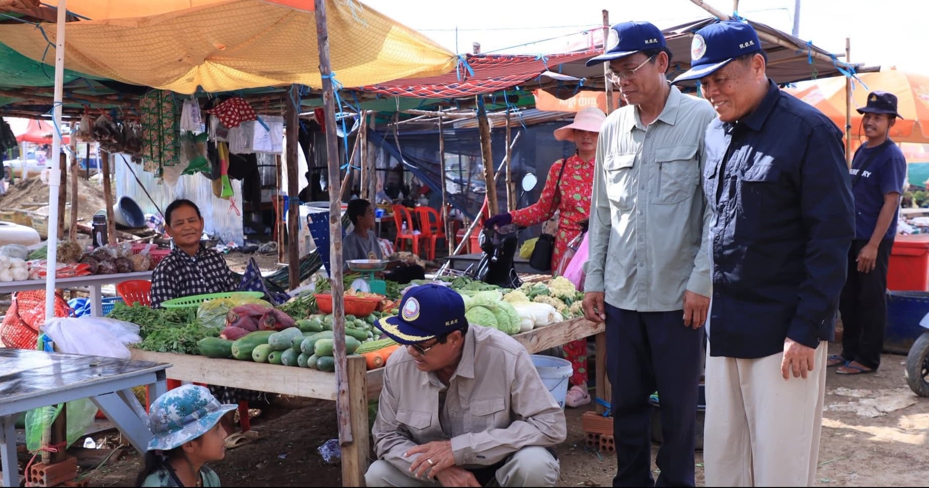 ឯកឧត្តមកិត្តិសង្គហបណ្ឌិត គន់ គីម អញ្ជើញចុះសាកសួរសុខទុក្ខ និងពិនិត្យស្ថានភាពរស់នៅរបស់ប្រជាពលរដ្ឋភៀសសឹក នៅស្រុកស្វាយចេក