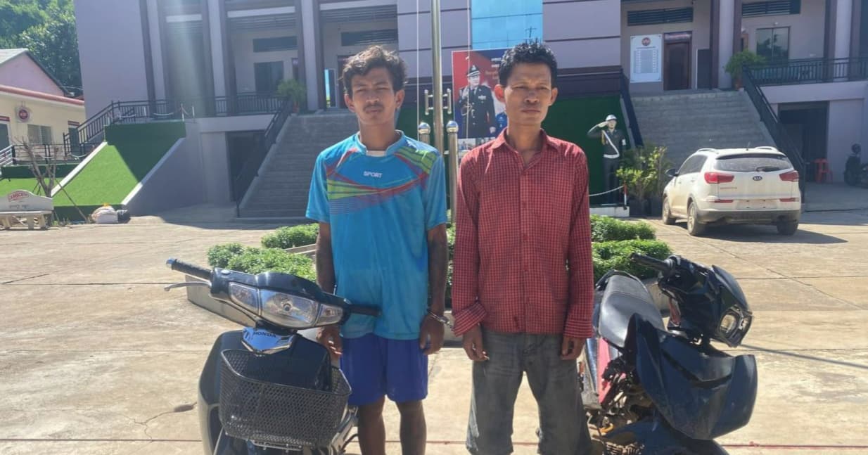 កងរាជឣាវុធហត្ថខេត្តបញ្ជូនជនសង្ស័យចំនួន២នាក់ទៅសាលាដំបូងខេត្តឣនុវត្តតាមនីតិវិធី ពាក់ព័ន្ធករណីហិង្សាដោយចេតនាស្ថានទម្ងន់,លួច(ម៉ូតូ) ,ទទួលផលចោរកម្ម និងប្រើប្រាស់ដោយខុសច្បាប់នូវសារធាតុញៀន...