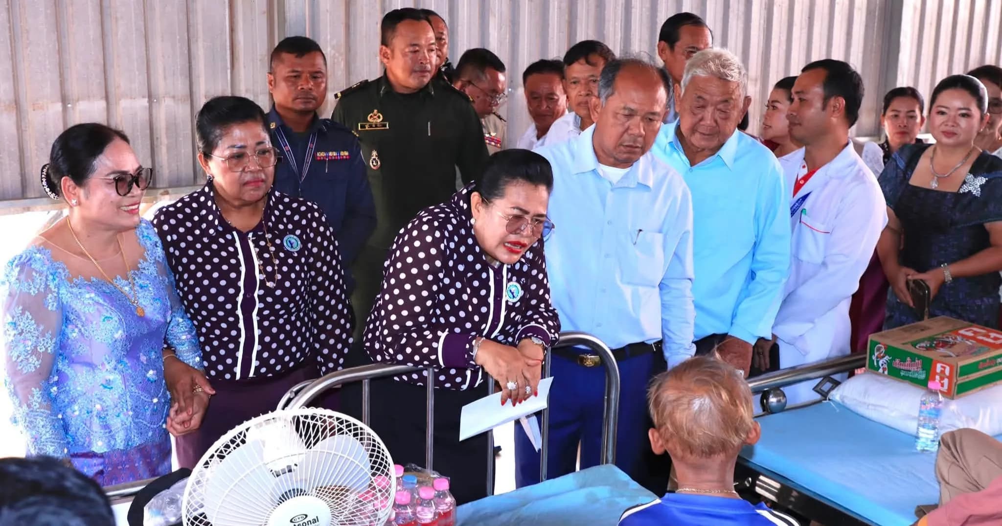 (វីដេអូ)ឯកឧត្តម អ៊ុំ​ រាត្រី និងលោកជំទាវ ជ័យ ណារី អ៊ុំ​ រាត្រី អញ្ជើញចុះសួរសុខទុក្ខ និងនាំយកអំណោយចែកជូនដល់បងប្អូនប្រជាពលរដ្ឋដែលកំពុងសម្រាកព្យាបាលនៅមន្ទីរពេទ្យបង្អែកស្រុកភ្នំស្រុក។